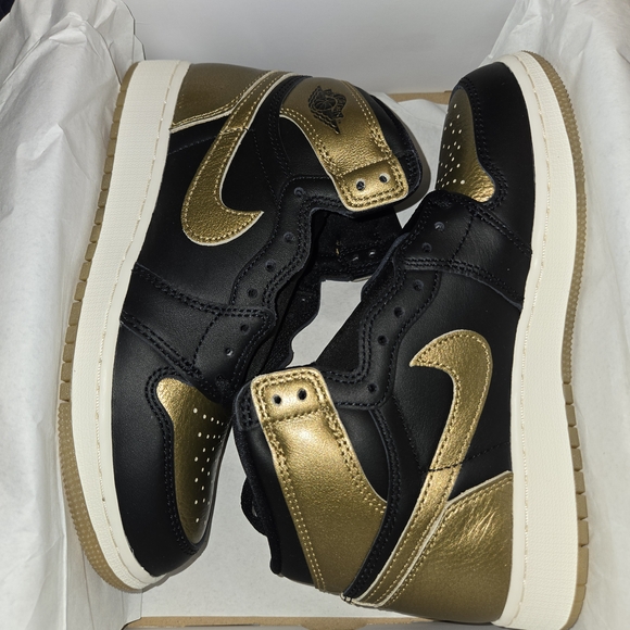 Air Jordan Retro 1 High OG Black Metallic Gold - Picture 1 of 6